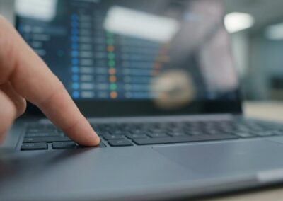 GA4 e‑commerce tracking opsætning til Shopify & WooCommerce (events, revenue, consent og kvalitetstjek)